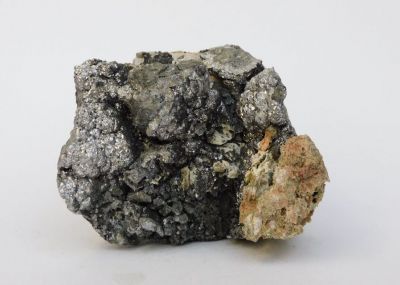 Skutterudit, rammelsbergit - důl V.Řezáč, Měděnec, Krušné hory